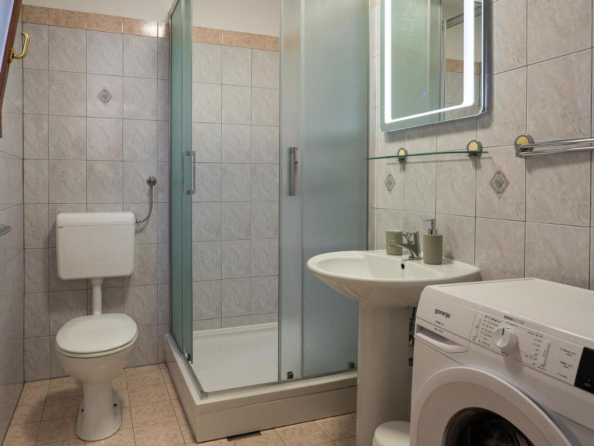 Apartments Summer Bloom Кърк Екстериор снимка
