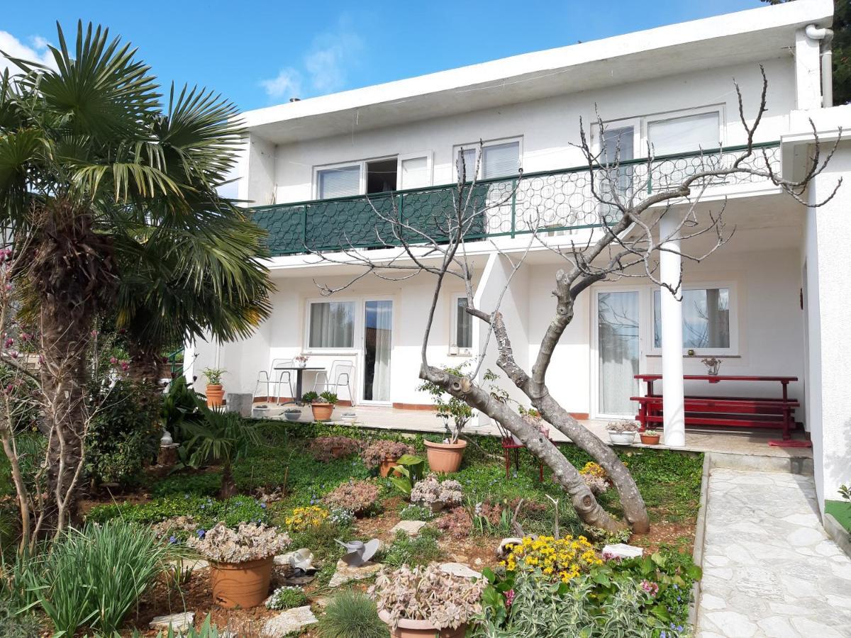 Apartments Summer Bloom Кърк Екстериор снимка