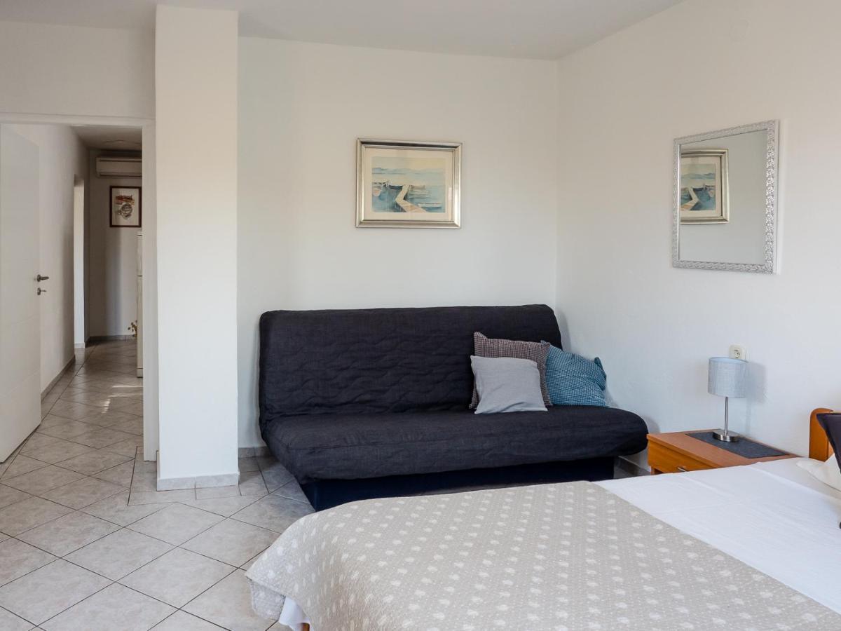 Apartments Summer Bloom Кърк Екстериор снимка