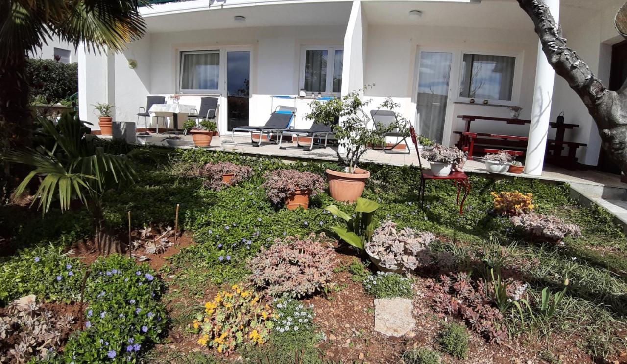 Apartments Summer Bloom Кърк Екстериор снимка